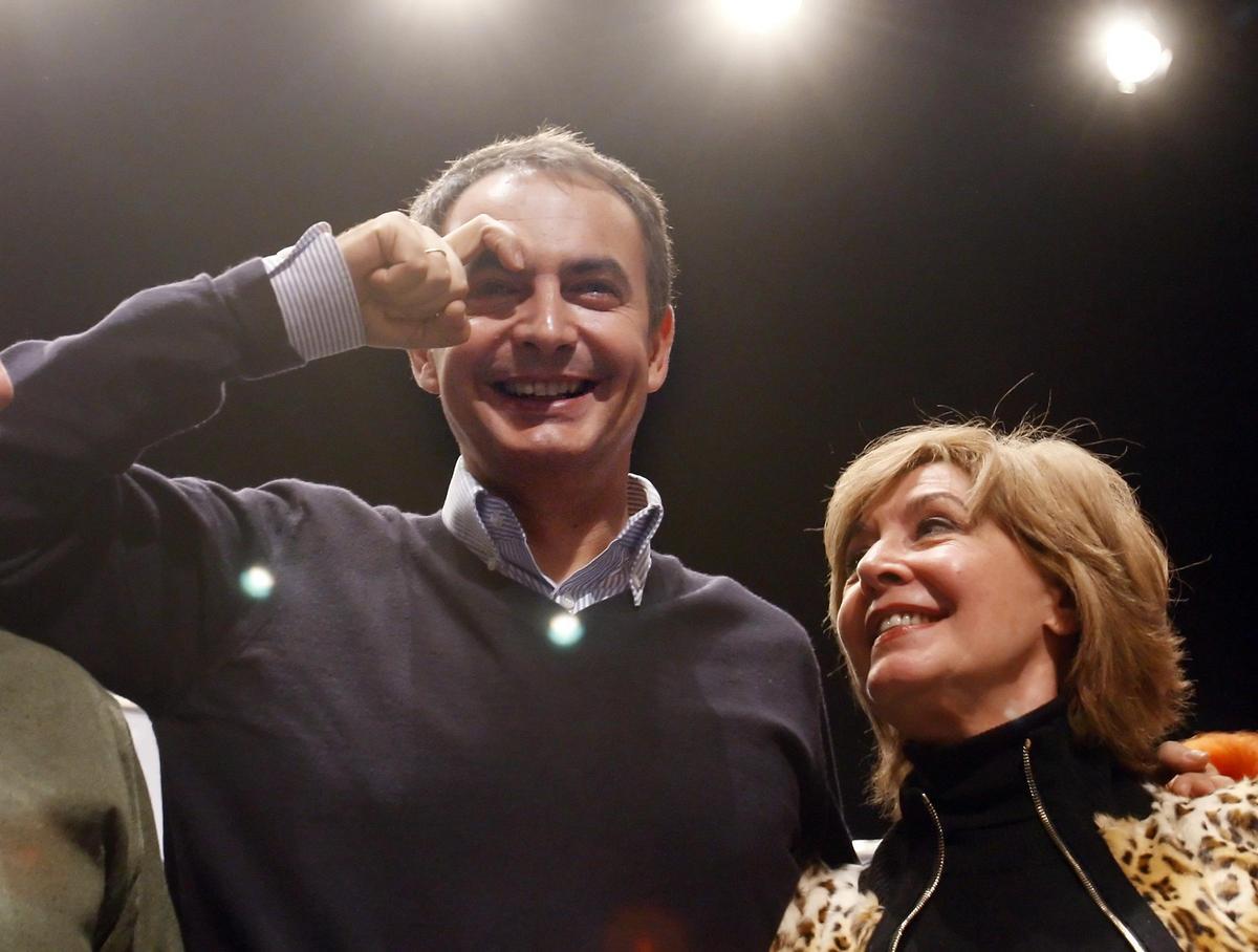 Concha Velasco y el expresidente Zapatero en un acto de campaña, en 2007, retratados por Juan Manuel Prats