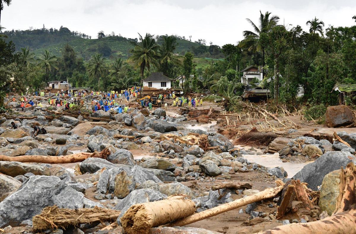 Reanudan la búsqueda de desaparecidos por las avalanchas con 122 muertos en el sur de India