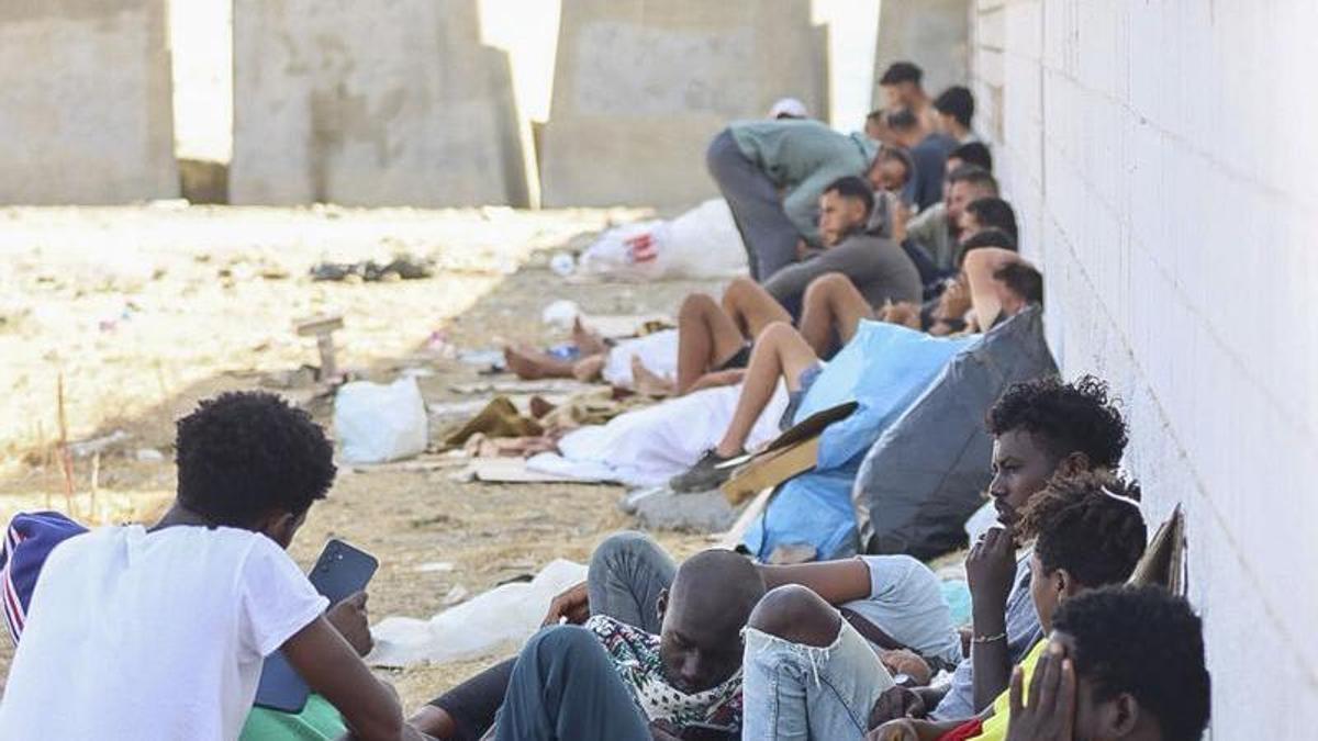 Migrantes acampados en la playa del Trampolín de Ceuta.