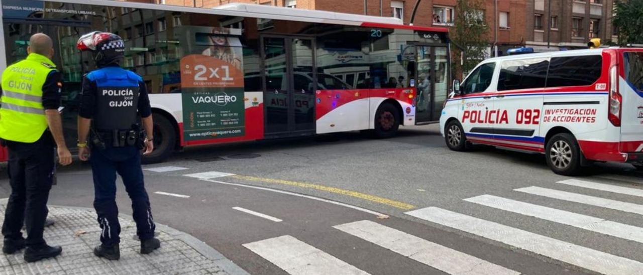 Dos agentes de la Policía Local, ayer, en el cruce entre la calle Río Nalón y la carretera del Obispo donde se produjo el accidente. | Ángel González