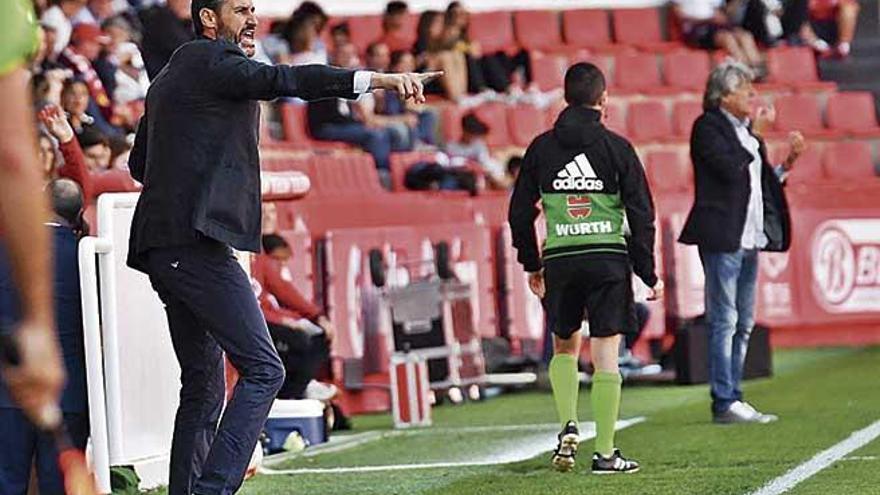 Vicente Moreno da instrucciones a sus jugadores durante el partido de ayer.