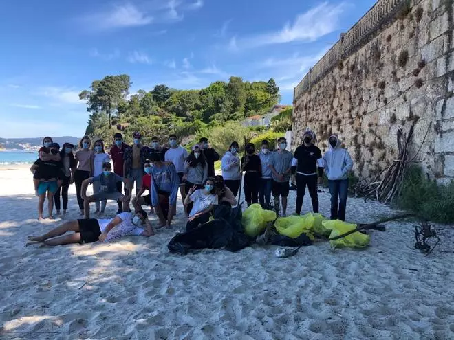Educación ambiental sobre el terreno: así limpiaron estos jóvenes la playa de Lapamán