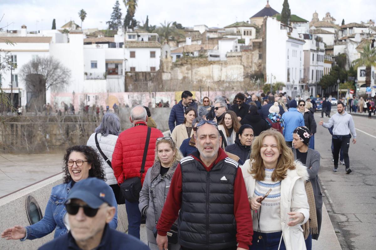 Los cordobeses disfrutan del sol al aire libre tras multitud de días de lluvia intensa