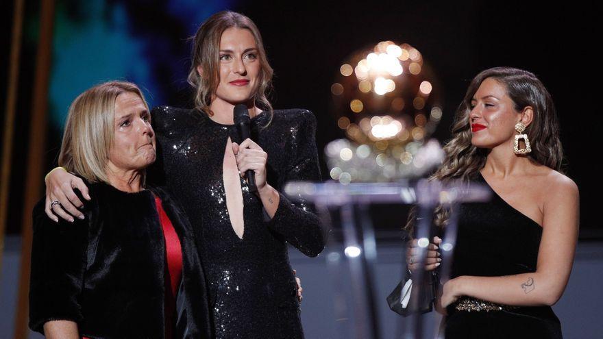 Alexia Putellas recibe el Balón de Oro rodeada de su madre y su hermana.