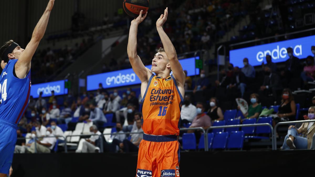 Millán Jiménez lanza a canasta durante un partido con el Valencia Basket ante el Barça