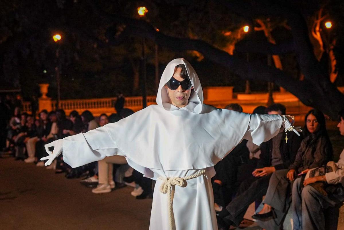 Los fans seleccionados de Rosalía esperan horas para el listening party en un lugar secreto de Barcelona