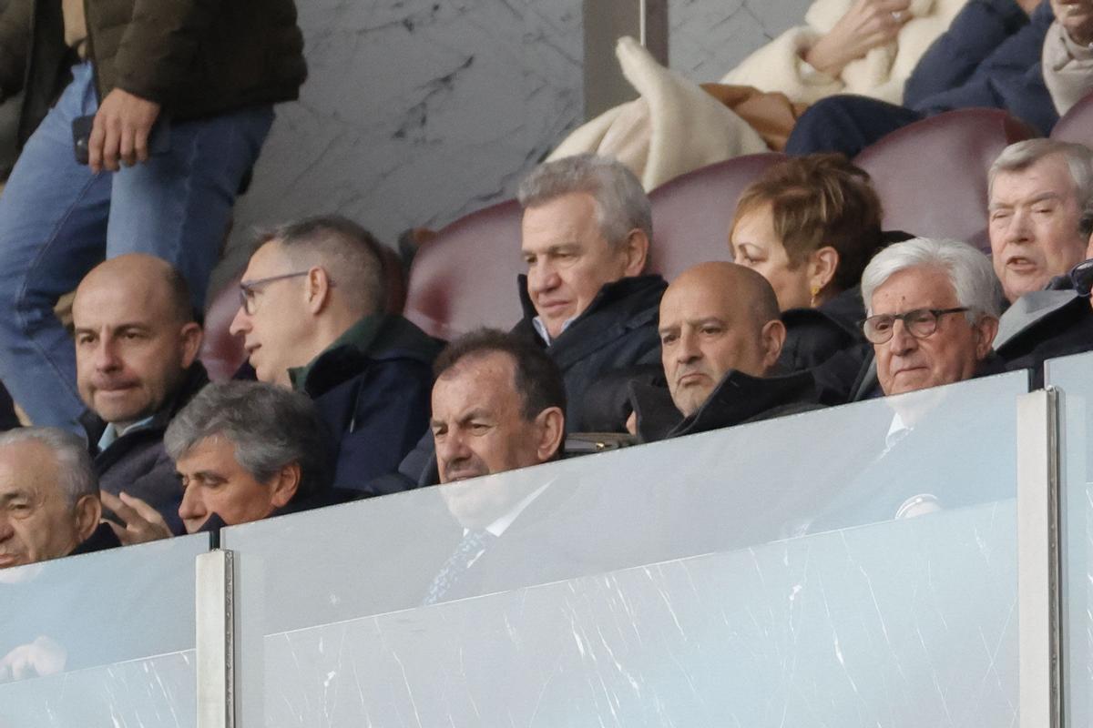 Javier Aguirre (c), seleccionador nacional de México, acudió al palco del Coliseum para observar al jugador del Betis Álvaro Fidalgo, posible candidato a entrar en su próxima convocatoria.