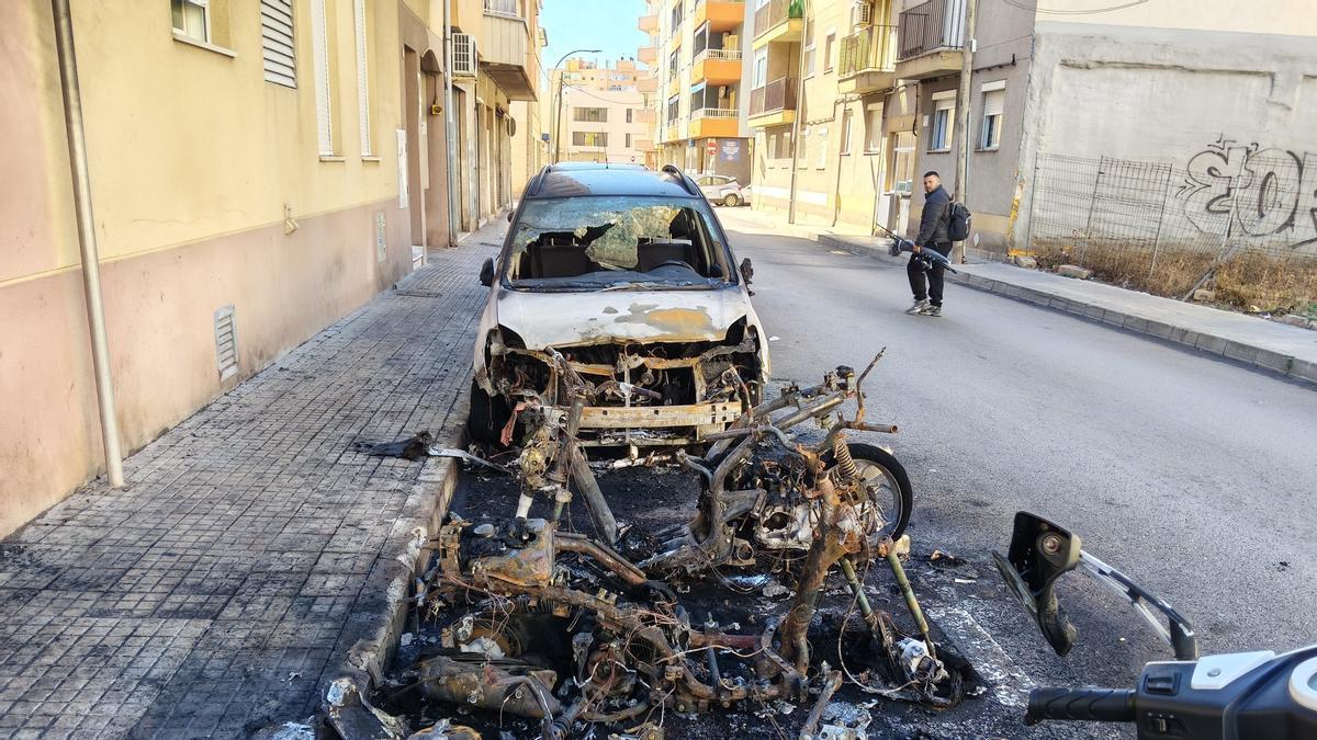 Un incendio destruye cuatro motos y un coche en La Soledat