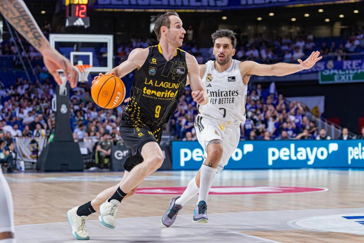 Huertas deja atrás a Campazzo.