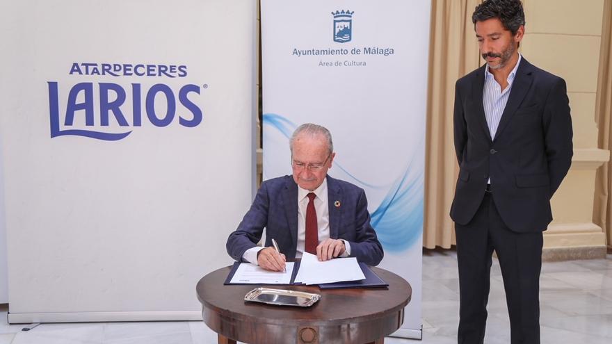 El alcalde de Málaga, Francisco de la Torre, y Tiago Andrade, Marketing Manager de Larios, durante la firma de un protocolo