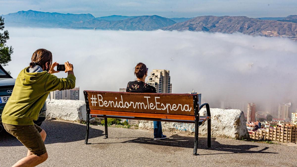 La niebla devora los rascacielos de Benidorm