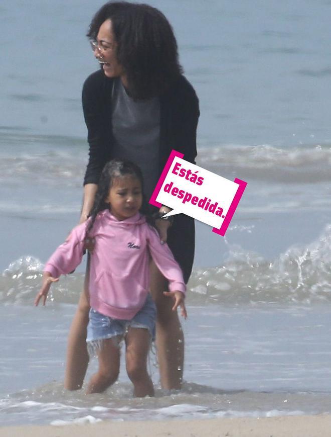 Nori empapada en la playa despidiendo a su niñera.