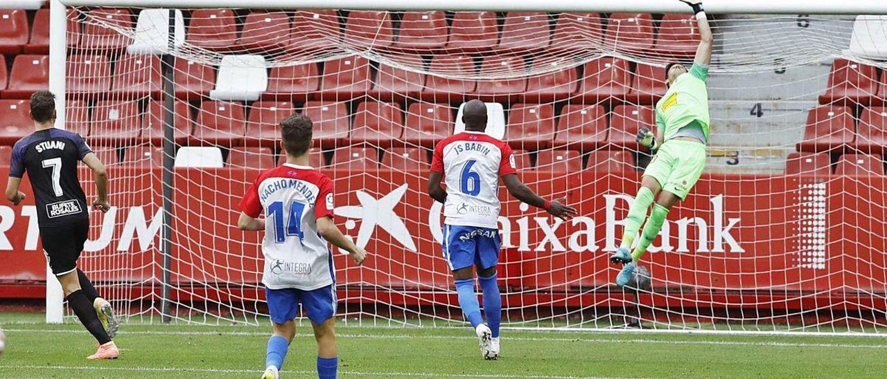 Mariño se lanza a despejar la vaselina de Stuani al inicio de la segunda parte.