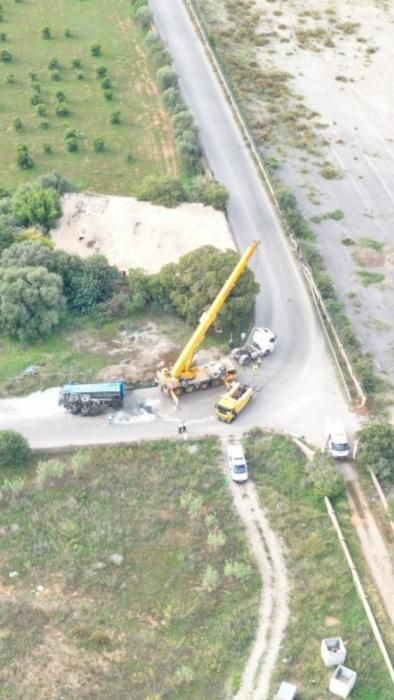 Atasco monumental en la entrada a Son Reus por un camión volcado