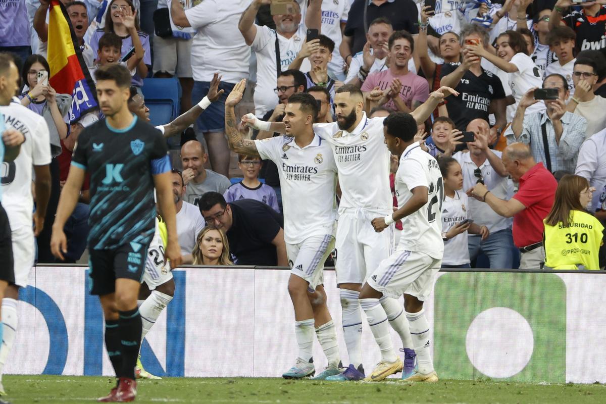 MADRID, 29/04/2023.- Los jugadores del Real Madrid celebran el gol de su equipo durante el encuentro correspondiente a la jornada 32 de LaLiga Santander que Real Madrid y UD Almería disputan este sábado en el Santiago Bernabéu, en Madrid. EFE/ Juan Carlos Hidalgo