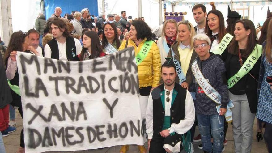 El grupo que se manifestó para que la figura de la xana vuelva al Festival del arroz con leche.