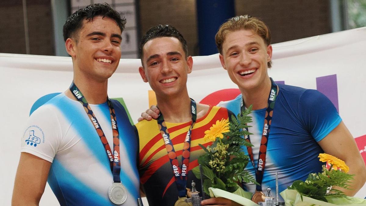 Unai Cereijo, a la izquierda, y Lucas Yáñez, a la derecha, rodean al campeón de España, Héctor Díez, en una competición reciente.