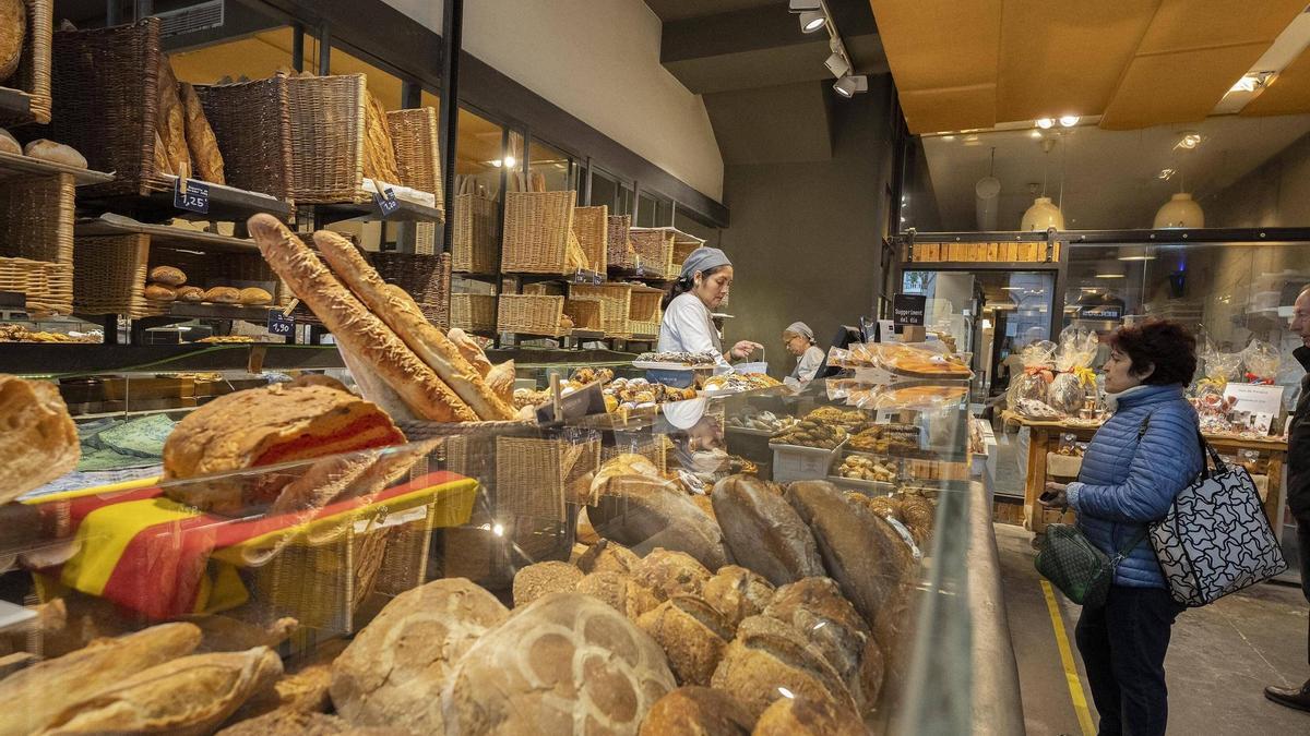 Surtido de pan en una panadería del barrio de Sarrià, en Barcelona.