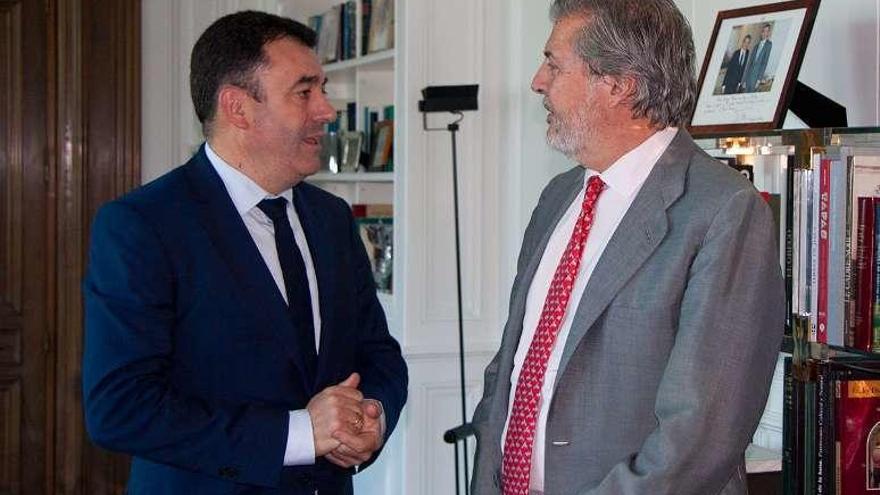 Román Rodríguez con el ministro de Educación, ayer en Madrid.// FdV