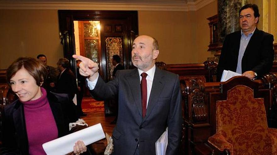 Javier Losada hace una indicación a los miembros de su grupo municipal antes del inicio de la sesión plenaria. / carlos pardellas