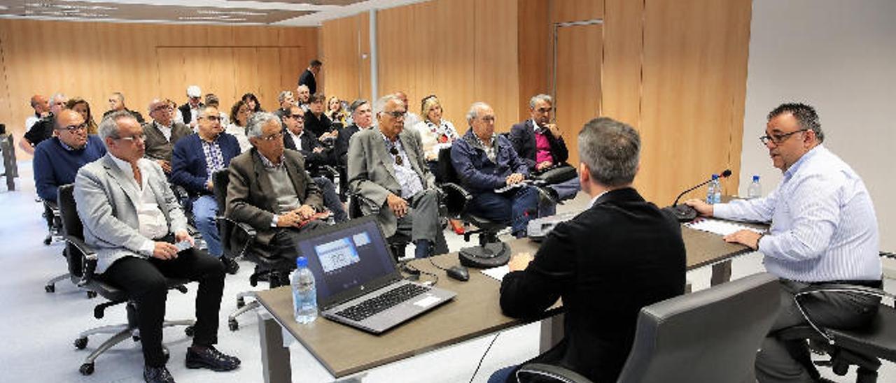 Conrado Domínguez, primero por la derecha, durante el encuentro de la comisión de seguimiento del ´Compromiso´.