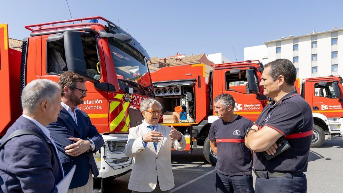 Salvador Fuentes conversa con técnicos del Consorcio de Bomberos delante de las nuevas autobombas recién adquiridas.