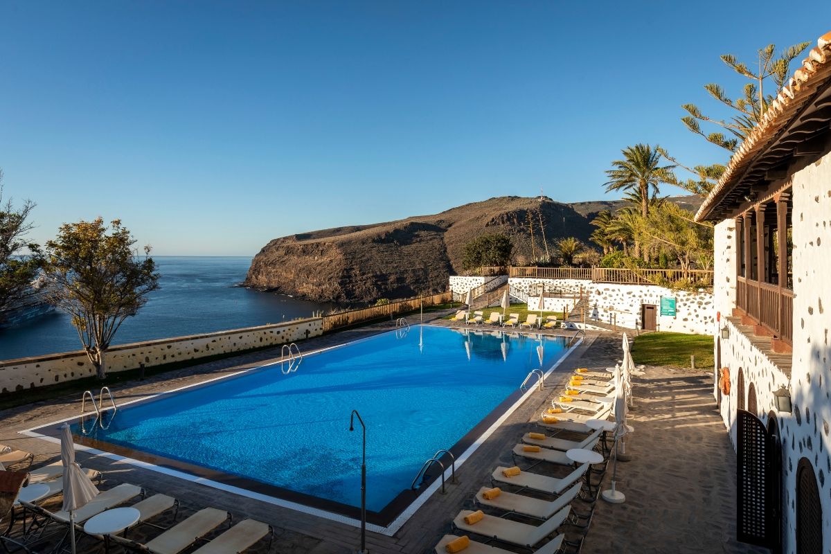 Se pueden conocer las inmediaciones o disfrutar de la piscina del parador de La Gomera.