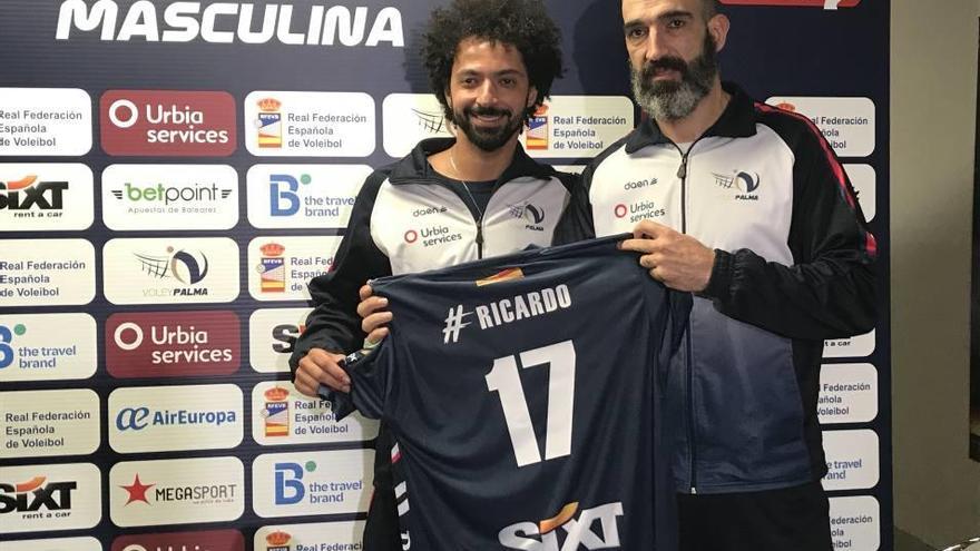 Perini y Marcos Dreyer posan ayer durante la presentación.