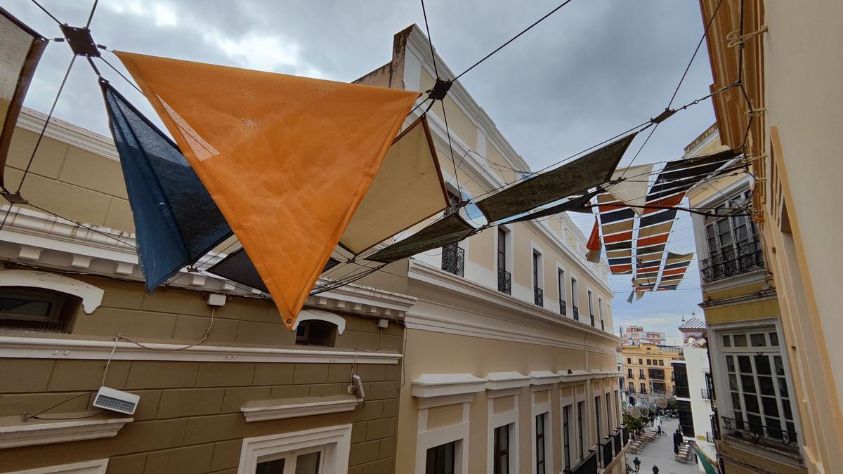 Estado actual de los toldos de la calle San Juan.