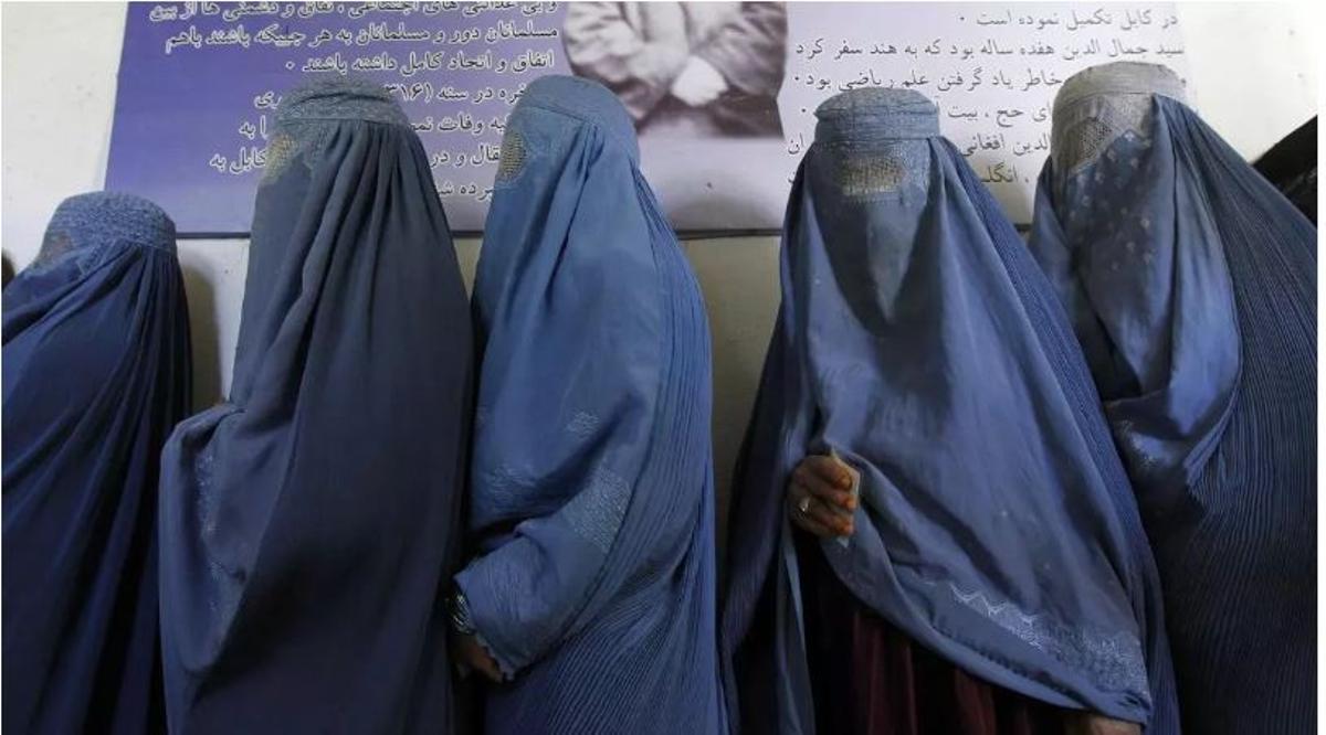 Cola de mujeres con burka en Kabul.