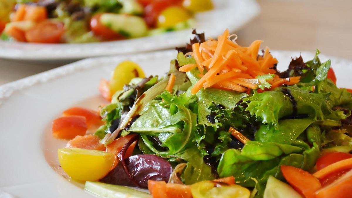 Tomar una ensalada para cenar es una buena opción para adelgazar