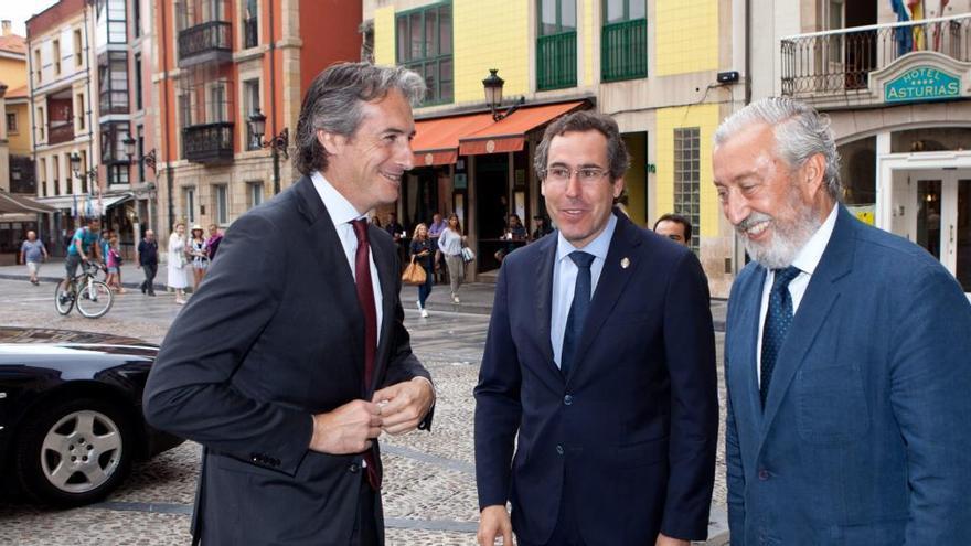 De la Serna, a su llegada al Ayuntamiento de Gijón.