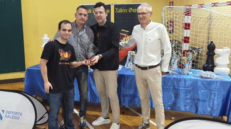 Martín Gómez Carreño y Elías González reciben el reconocimiento de la Xunta. | Club Xadrez Ourense