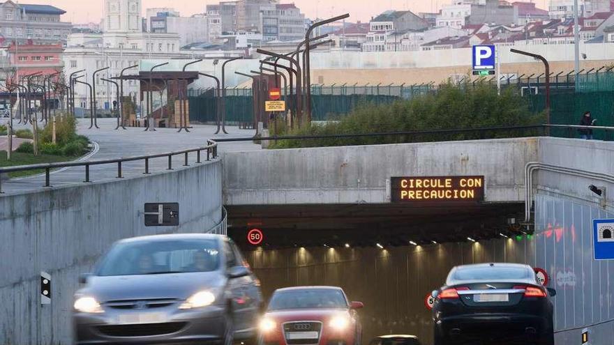 Vehículos en la entrada del túnel de O Parrote situada en el paseo marítimo del mismo nombre.