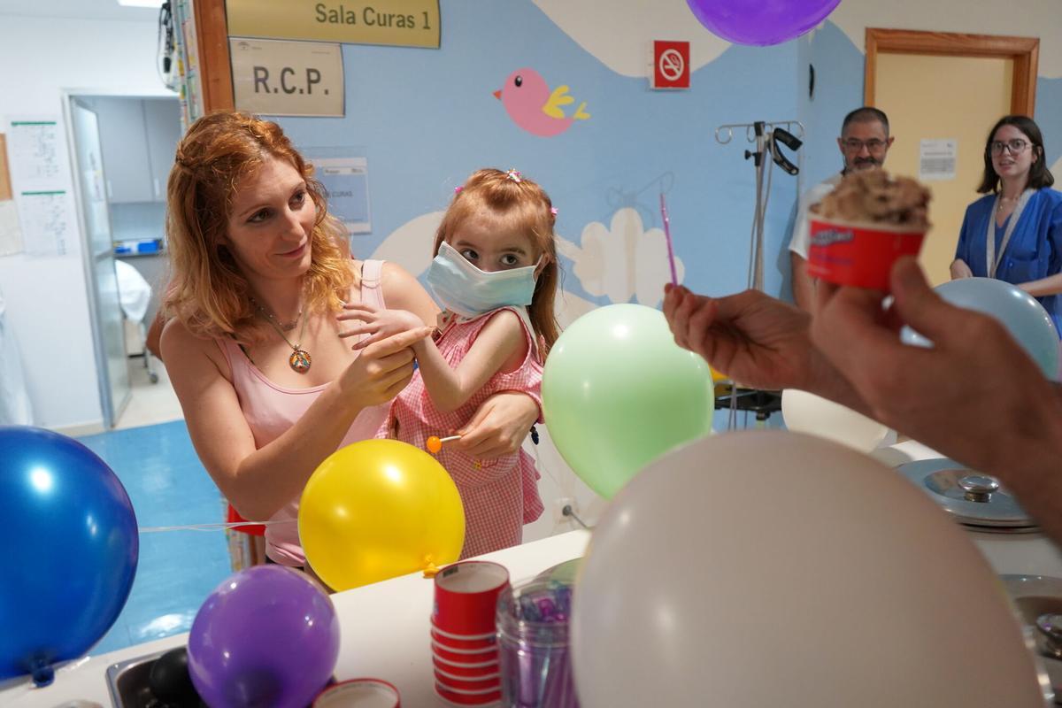 Así ha sido la tradicional visita del carrito de helados al hospital Reina Sofía