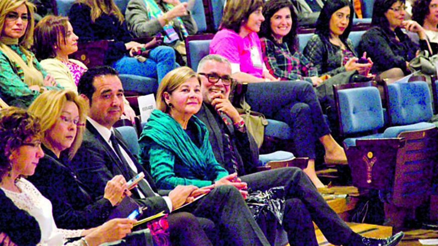 M.ª Teresa Álvarez y Juan R. Lucas, en el centro, durante el acto. | astur montes