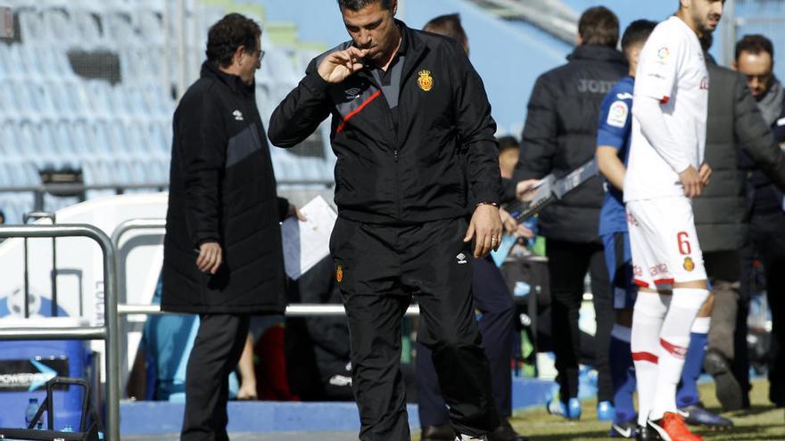 Javier Olaizola, pensativo durante un partido.