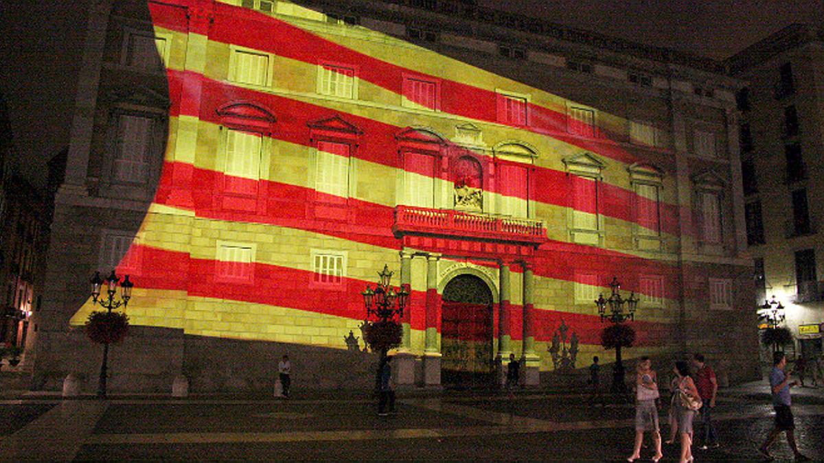Una gran senyera videoproyectada en la fachada de la Generalitat inaugura los actos de la Diada