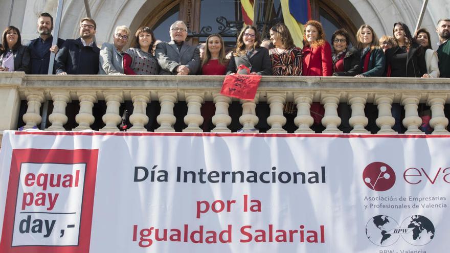 Cartel reivindicativo en el Ayuntamiento de València, en el día por la igualdad salarial.
