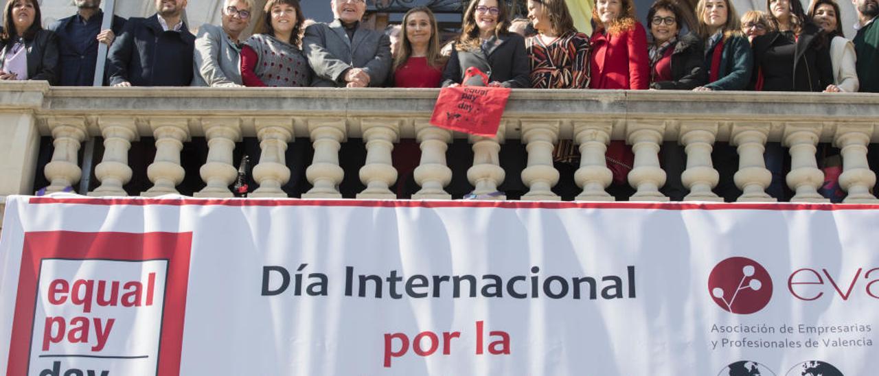 Cartel reivindicativo en el Ayuntamiento de València, en el día por la igualdad salarial.