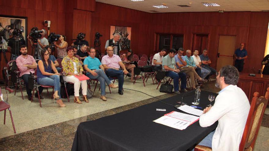 San Ginés, ayer en primer término durante la rueda de prensa. Sentados, consejeros de CC en el Cabildo y, a la derecha, alcaldes nacionalistas.