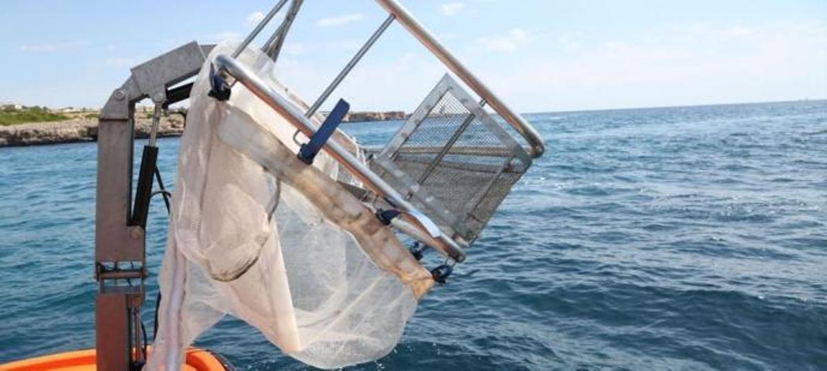Ein Müllboot im Einsatz um Mallorca