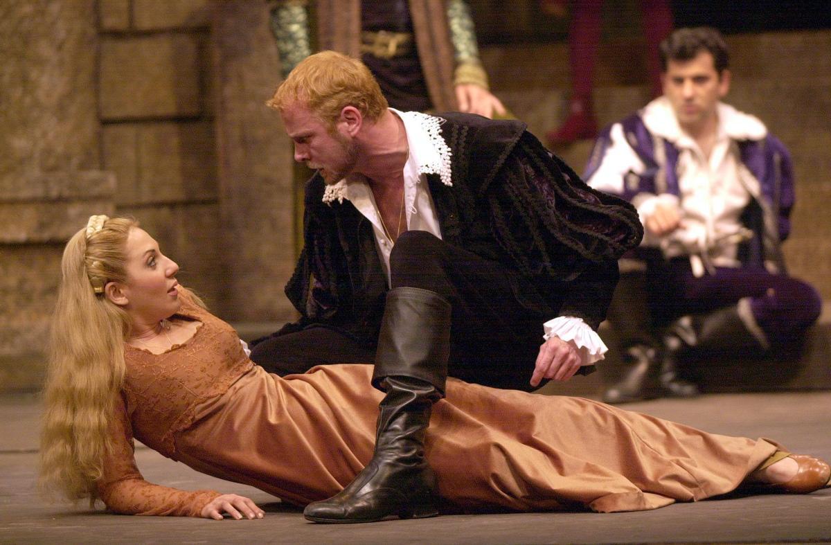 MADRID. Los actores Juan Carlos Naya y Ania Iglesias, durante el pase gráfico de "Hamlet" de Williams Shakespeare en un montaje en el Teatro de Bellas Artes en el en el que Naya no sólo es Príncipe de Dinamarca sino también director escénico.