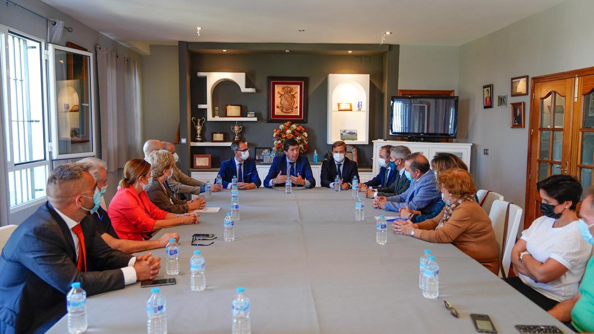 Juan Marín preside la reunión con los empresarios de Pozoblanco.