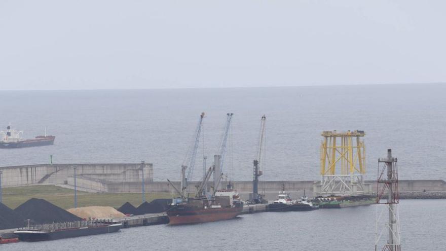 Al fondo, graneles en el Muelle Romualdo Alvargonzález Figaredo, de la ampliación de El Musel. | ÁNGEL GONZÁLEZ