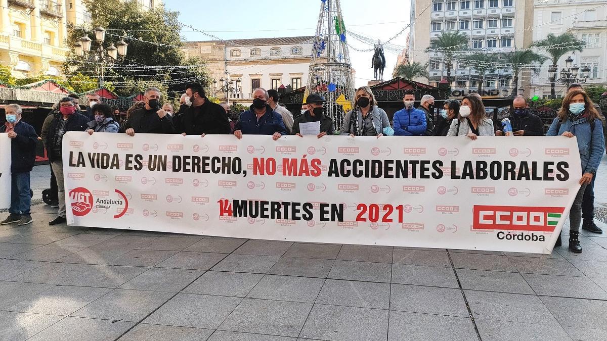 Protesta sindical por las muertes en el trabajo, este viernes en Las Tendillas.