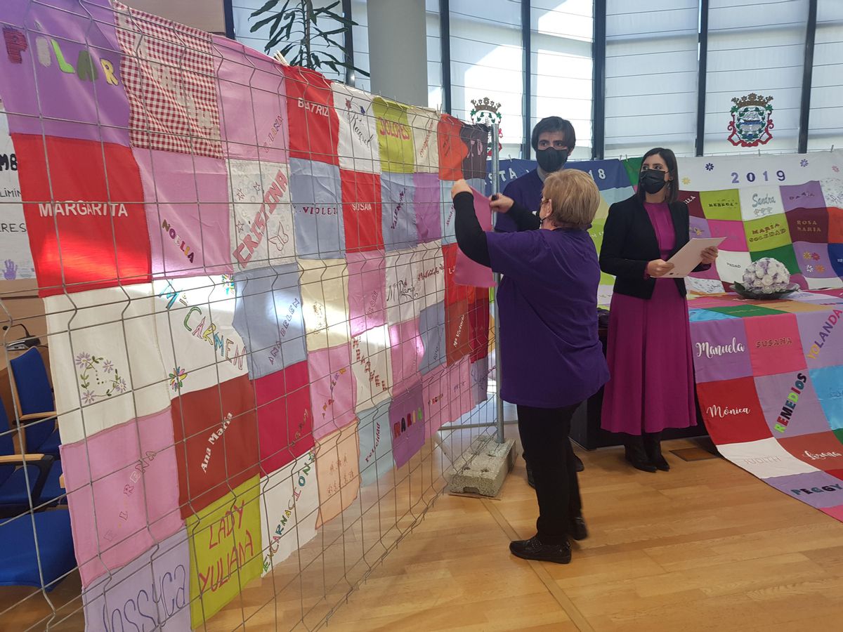 Los colectivos de mujeres, colgando paños en recuerdo a las asesinadas.