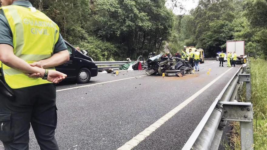 Estado en el que quedó el vehículo, con la carretera totalmente cortada.