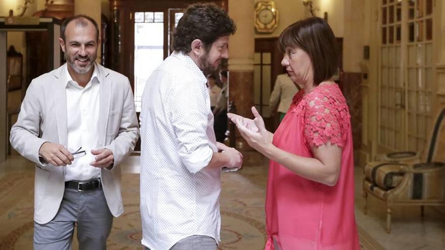Imagen de archivo de Armengol y Jarabo hablando en el Parlament mientras pasa Barceló.