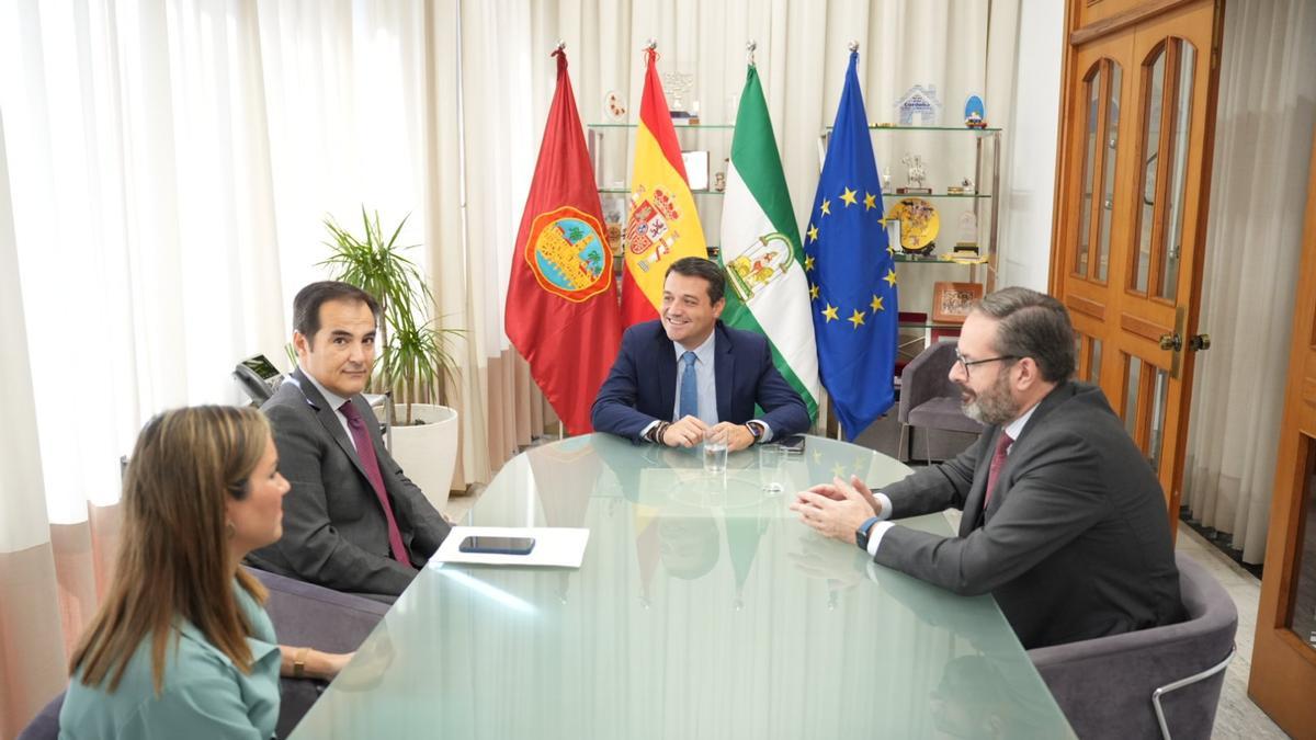 El consejero de Justicia, José Antonio Nieto, junto al alcalde, el delegado del Gobierno y la delegada de Justicia.